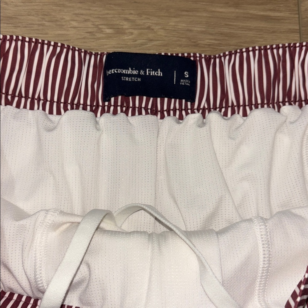 Abercrombie & Fitch burgundy & white striped seersucker swim shorts small NWOT - Picture 5 of 8